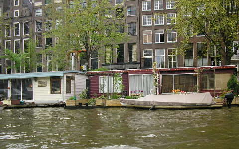 Amsterdam lakóhajók a csatornán Hollandia
