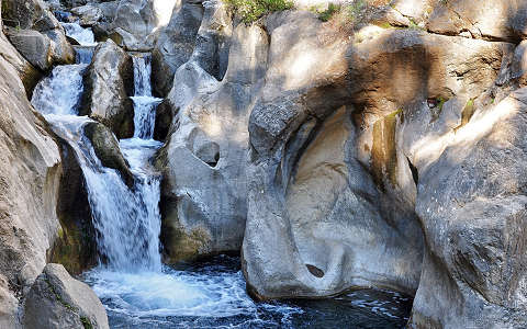 kövek és sziklák vízesés