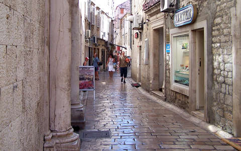Horvátország-Zadar-macskaköves utca