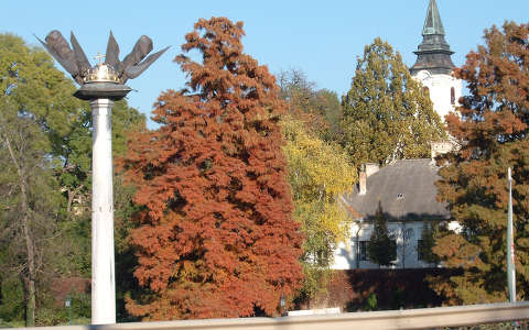 Szarvas - Ezredéves Emlék emlékmű - háttérben a Bolza kastély és az Ó  evangélikus Templom - ősszel.  fotó: Kőszály
