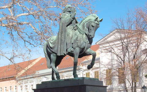 Székesfehérvár - Szent István szobor,      fotó: Kőszály