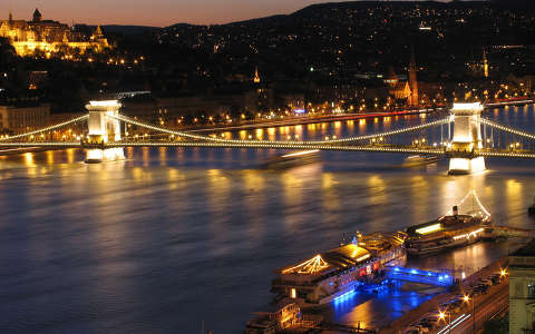 Duna és a Lánchíd éjszakai fényekben, Budapest, Magyarország
