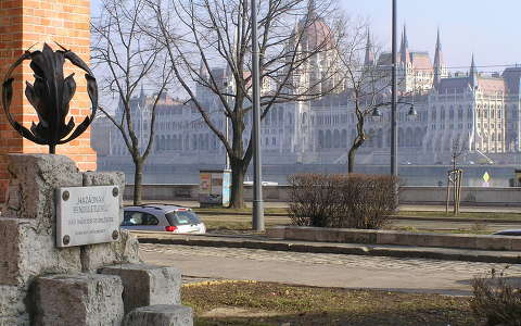 Budapest, Parlament látképe a budai Református templom mellől