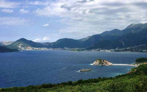 Montenegró, a szigeten Sveti Stefan.
