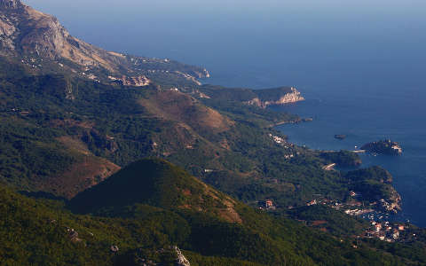 Montenegró partvonala, a szigeten Sveti Stefan.
