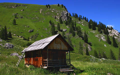 Braies-Dolomitok, Dél-Tirol, Olaszország. Pásztorkunyhó.