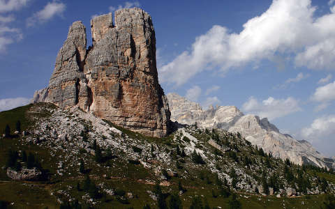 Dolomitok, Olaszország. Az Öt Torony (Cinque Torri) közül a legnagyobb.