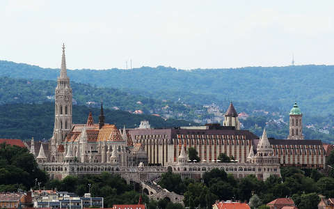 Magyarország, Budapest, a Mátyás-templom, a Halászbástya és a Hilton Budapest, a Bazilika kilátójából