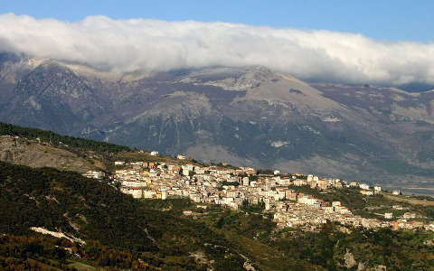 Dél-Olaszország - Calabria tartomány - hegygerincen ülő felhők