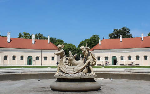 Magyarország, Fertőd, Esterházy-kastély, díszkút