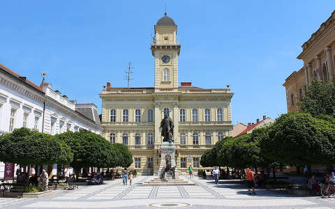 Szlovákia, Komarno, Klapka György tér, Klapka szobor, Városháza