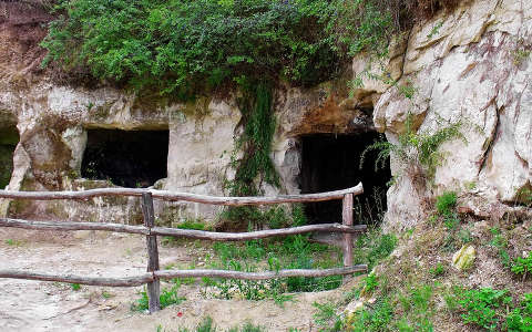 Magyarország, Egerszalók, barlanglakások