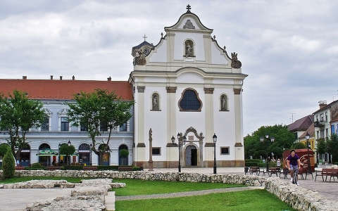 Magyarország, Vác főtere, Fehérek temploma