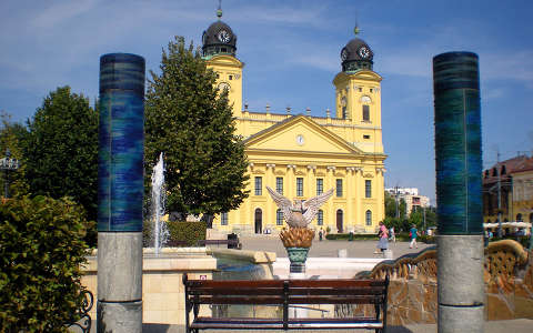 Debrecen - Nagytemplom - Milleniumi szökőkút Főnixmadárral - pad