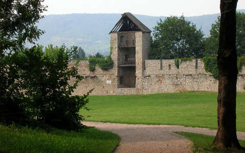 Siklósi Vár - Őrtorony, háttérben: a Tenkes hegy