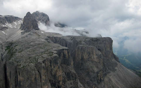 felhő hegy kövek és sziklák