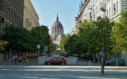 Magyar Parlament a távolban Budapest