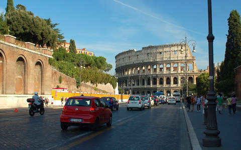 Colosseum a Via dei Fori Imperiali felől