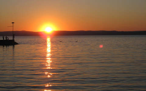 naplemente stég és móló tó