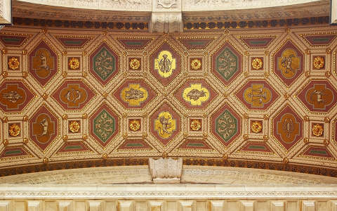 Magyarország, Budapest, Szent István Bazilika, a főbejárat előcsarnokának mennyezetmozaikja zodiákus csillagjegyekkel
