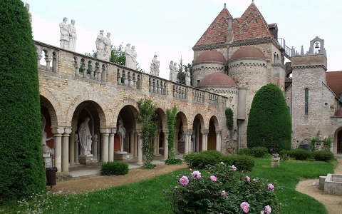 Magyarország, Székesfehérvár, Bory-vár, Százoszlopos udvar