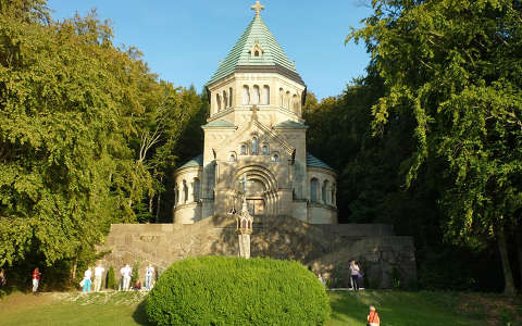 Stanbergi tó partján Bajor Lajos elmékére épült kápolna. Itt találták meg holttestét a vízben. Németország