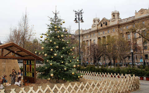 Magyarország, Budapest, Szabadság tér, karácsonyi dekoráció