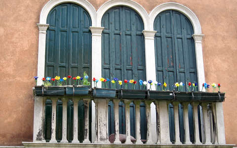 Üvegvirágok az erkélyen.  Murano,  Olaszország