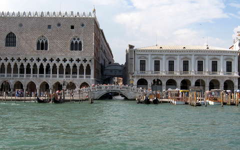 A Dózse palota, a Sóhajok hídja és a börtön. Velence, Olaszország