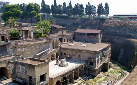 Olaszország,Herculaneum romjai a Vezúv pusztítása után, 30 méterrel a felszín alatt.