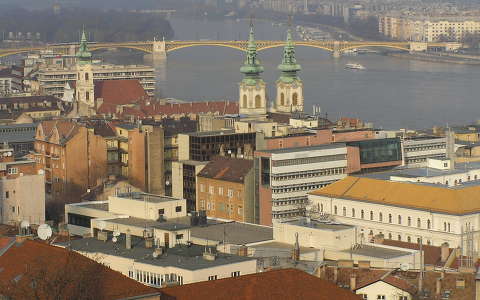 Budapest,a felújított Margit híd a Halászbástyáról