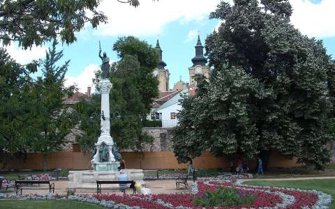 Székesfehérvár - Püspökkút - háttérben a Bazilika - fotó: Kőszály