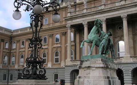 Budapest,Budai vár a Csikós szoborral