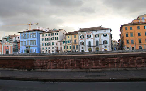 Az Arno partjan, Pisa, Olaszorszag