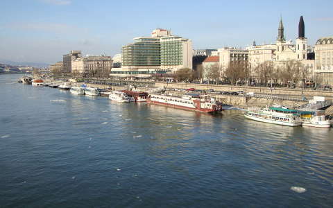 Budapest, Pesti oldal az Erzsébet hídról