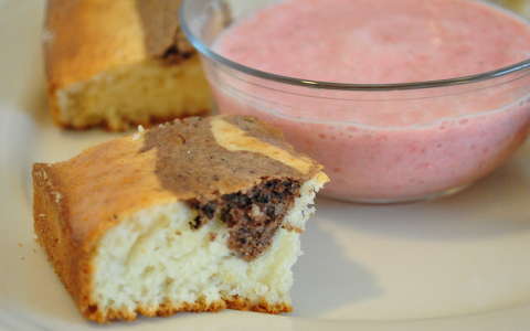 Poharas márványos süti és eperturmix, recept itt: http://www.nosalty.hu/recept/marvanyos-suti-poharas