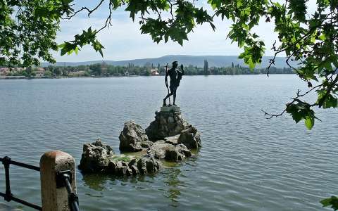 Magyarország, Tata, Keresztelő Szent János szobra
