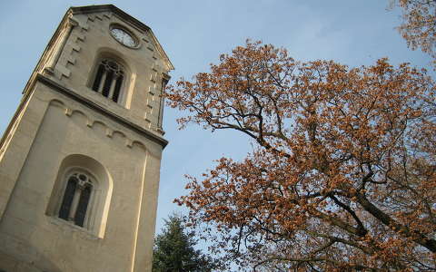 tavasz templom virágzó fa óra