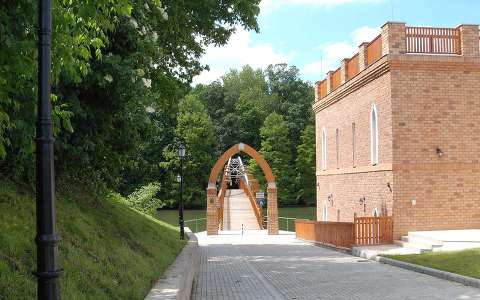 Szarvas -Vízi Színház - Gyalogos híd az Erzsébet ligetbe. fotó: Kőszály