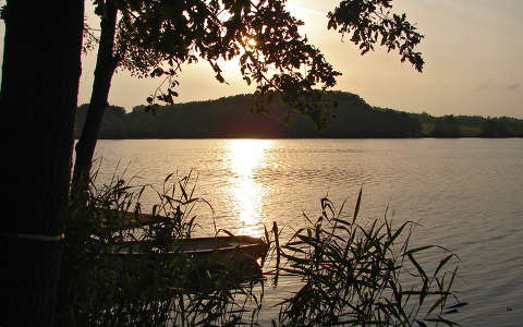 csónak naplemente tó