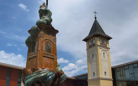 Eger, az egykori Dohánygyár tornya és a díszkút az Agria Parkban