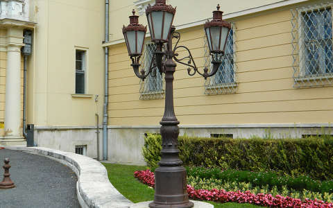 Díszes lámpatest a gödöllői Szent István egyetem előtt,Fotó:Szolnoki Tibor