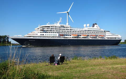 Holland-Noorzeekanaal, bij Amsterdam. Cruise Ship 