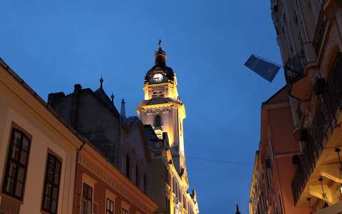 Magyarország, Pécs, a Városháza tornya a Király utca felől