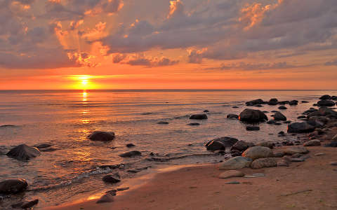 kövek és sziklák naplemente tenger tengerpart