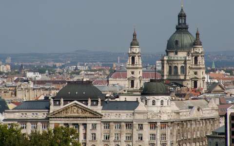 Budapest, a Bazilika tornyai a budai várból