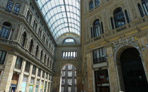A Galleria Umberto I. Nápolyban, Olaszország