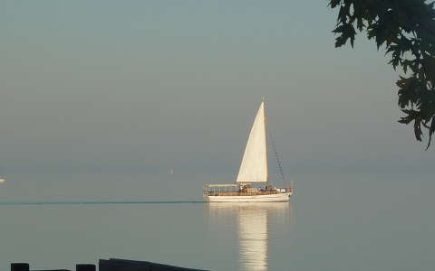 Vitorlás a Balatonon az őszi napsütésben