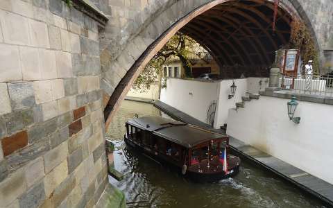 Sétahajó a Káröly-híd alatt,Prága