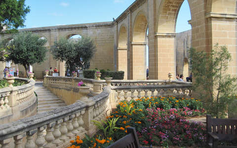 Málta-Valletta Barracca kert
